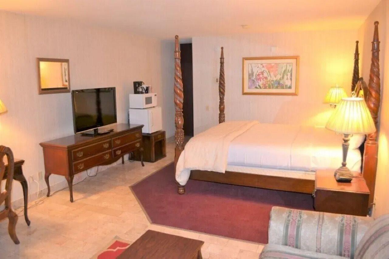 Merced Inn & Suites Bagian luar foto