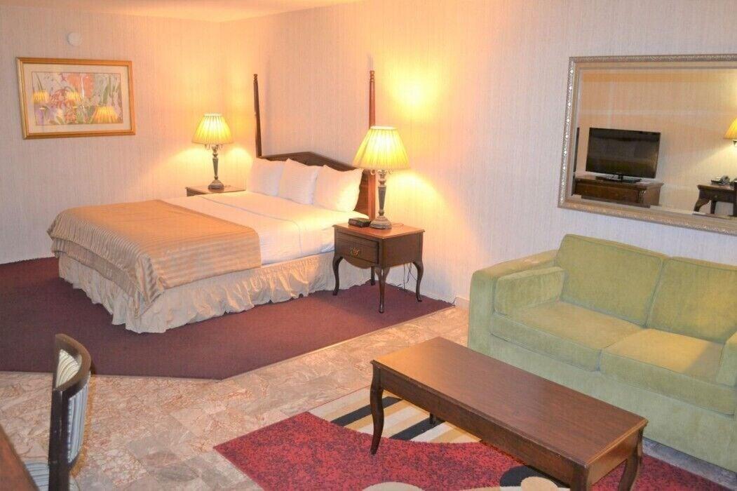 Merced Inn & Suites Bagian luar foto