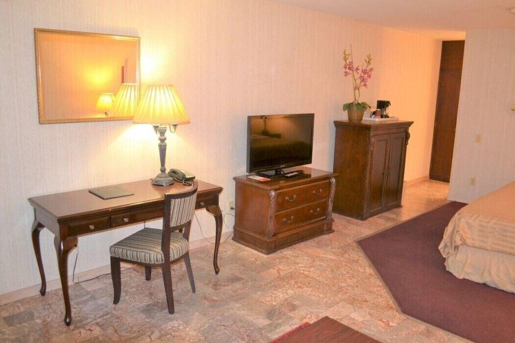 Merced Inn & Suites Bagian luar foto