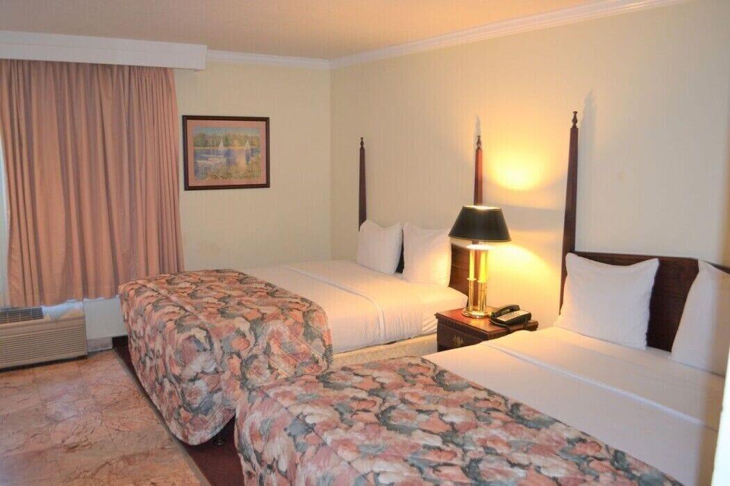 Merced Inn & Suites Bagian luar foto
