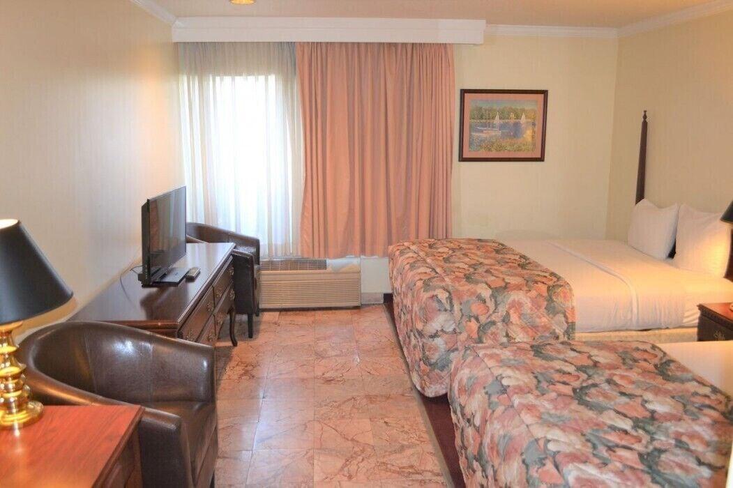 Merced Inn & Suites Bagian luar foto